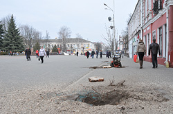 Напротив танка Бахарова спилили деревья