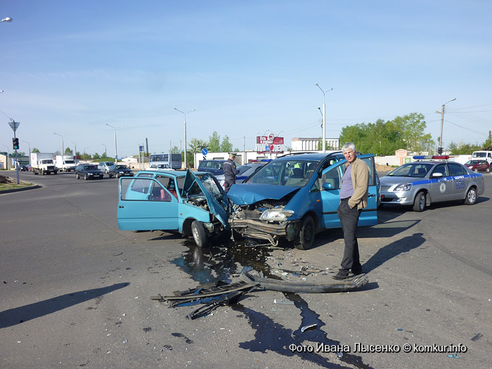 На оживленном перекрестке в Бобруйске столкнулись мини-вэн и малолитражка 