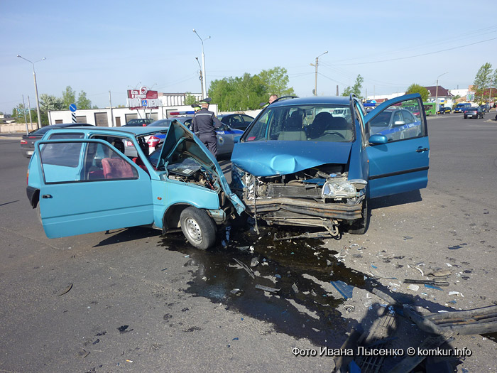 На оживленном перекрестке в Бобруйске столкнулись мини-вэн и малолитражка 
