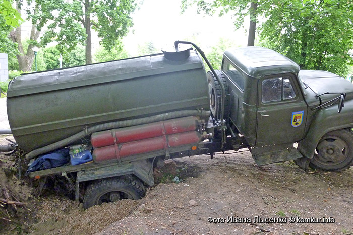 В Бобруйске провалился в траншею ГАЗ-53