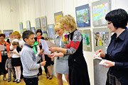 В Бобруйске открылась выставка рисунков по сказкам Андерсена 
