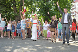 В Бобруйске пели и плясали ведущие телеканала «Беларусь 2»