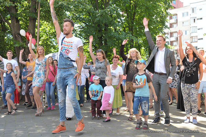 В Бобруйске пели и плясали ведущие телеканала «Беларусь 2»