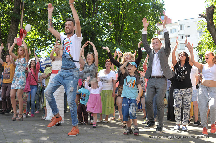 В Бобруйске пели и плясали ведущие телеканала «Беларусь 2»