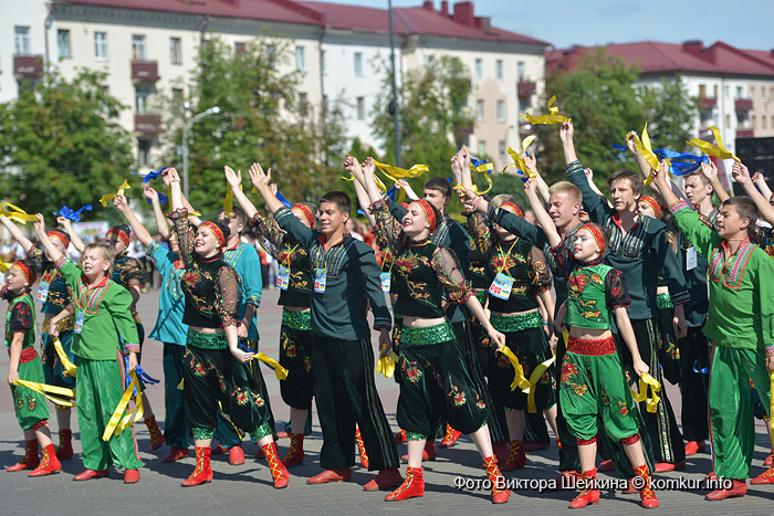 Праздничное шествие участников фестиваля по улицам Бобруйска 