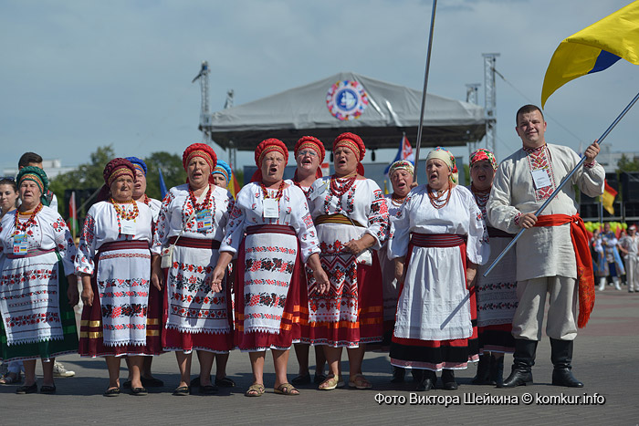 Праздничное шествие участников фестиваля по улицам Бобруйска 
