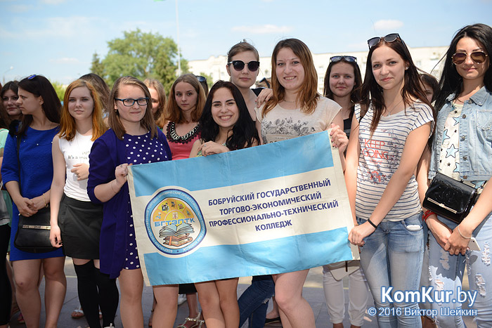 Бобруйским студентам вручили рабочие путевки.
