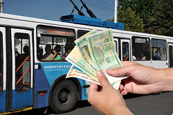 Работница троллейбусного управления 8 лет присваивала деньги предприятия