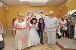 Свадьба в белорусском стиле состоялась в пятницу, 7 августа, во Дворце гражданских обрядов Бобруйска