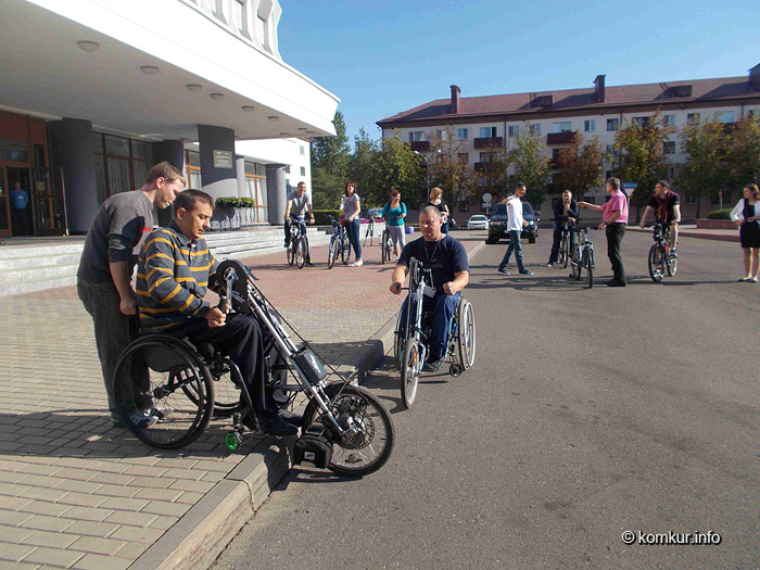 Председатель Бобруйского горисполкома проехал по городу на велосипеде вместе с инвалидами-колясочниками 