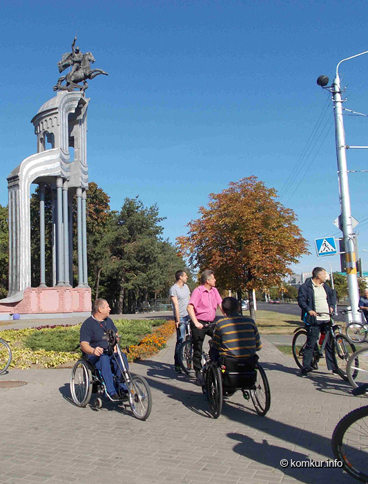 Председатель Бобруйского горисполкома проехал по городу на велосипеде вместе с инвалидами-колясочниками 