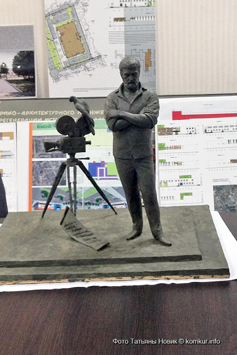 Члены градостроительного совета в Бобруйске одобрили скульптуру Эфраима Севелы с кинокамерой и попугаем