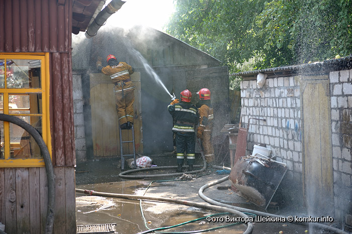 В Бобруйске, в переулке Седова, загорелся гараж