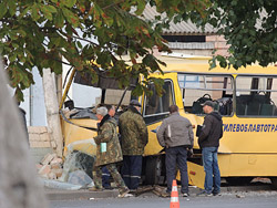 В Бобруйске автобус въехал в стену предприятия 