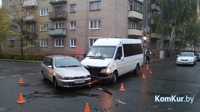 В самом центре Бобруйска столкнулись «Фиат» и маршрутка