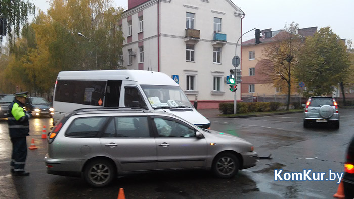 В самом центре Бобруйска столкнулись «Фиат» и маршрутка