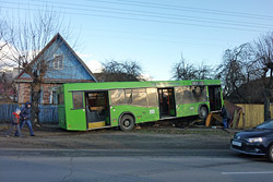 В Бобруйске автобус снес дерево и два гаража! (+ Видео)
