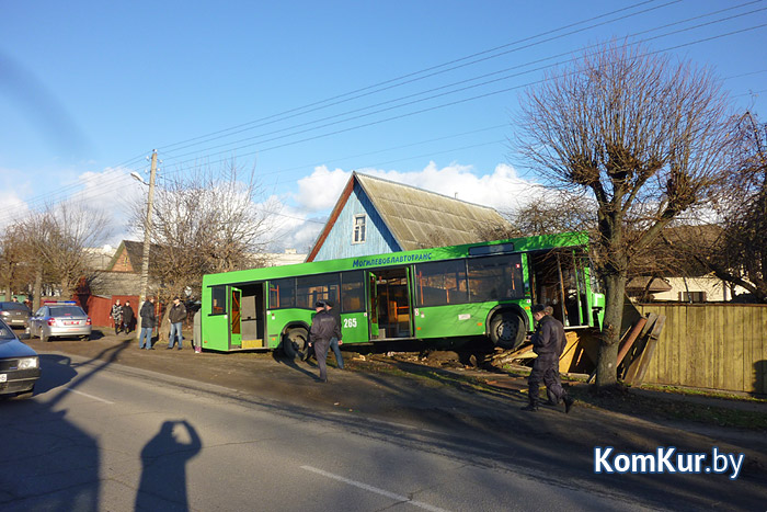 В Бобруйске автобус снес дерево и два гаража!