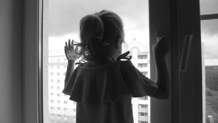Из окна пятого этажа в Бобруйске выпал ребенок