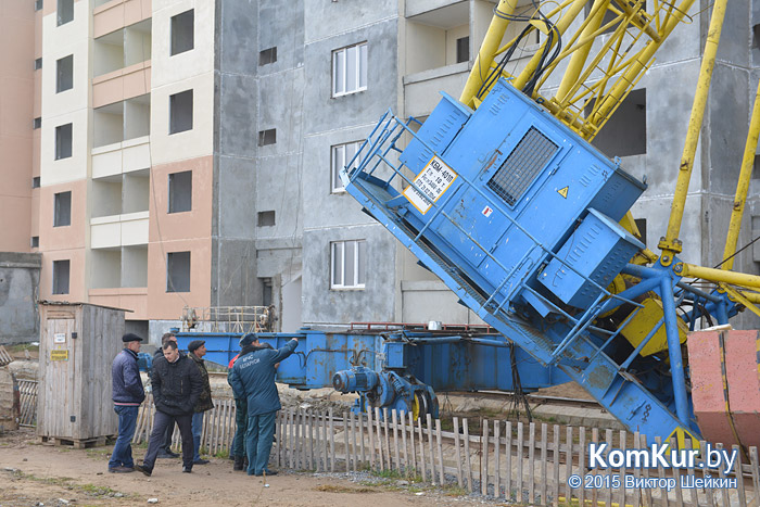 В Бобруйске на строящийся дом упал кран