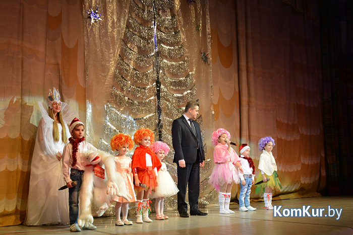 Мэр Бобруйска поздравил детей с Новым годом