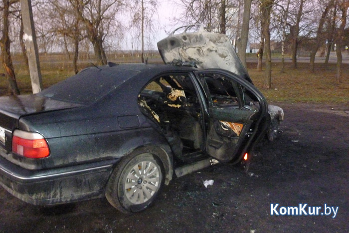 В Бобруйске сотрудники ГАИ спасли человека из горящего автомобиля 