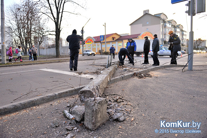 В Бобруйске возле роддома упали два фонарных столба! 