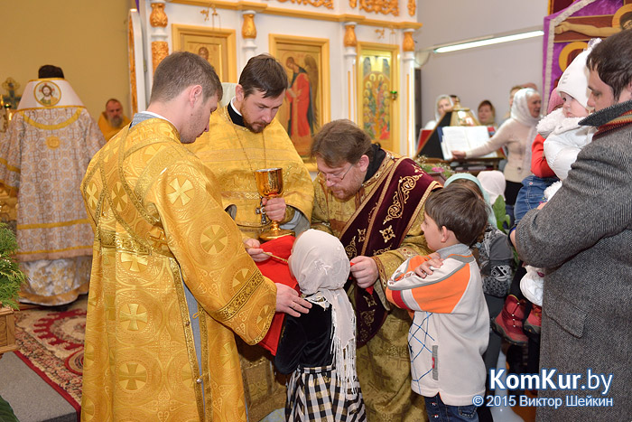 Награды из рук владыки получили отец Александр и мать Максима Субботкина