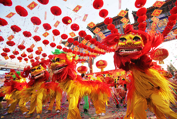 Жители Поднебесной фейерверками и яркими шоу встречают Китайский Новый год.