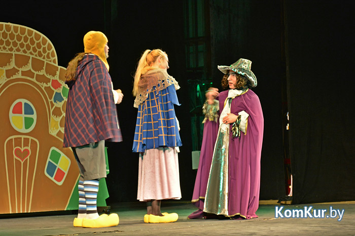 Бобруйские актеры отметили Международный день театра капустником на тему сказок.