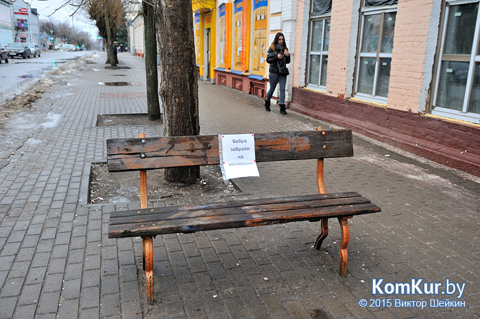 Бобер, сидевший на лавочке около «Трактира» в Бобруйске, ушел на «переодевание».