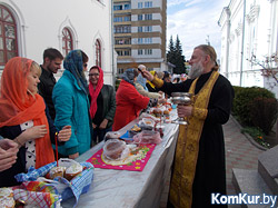 Православные бобруйчане освящают пасхальные угощения