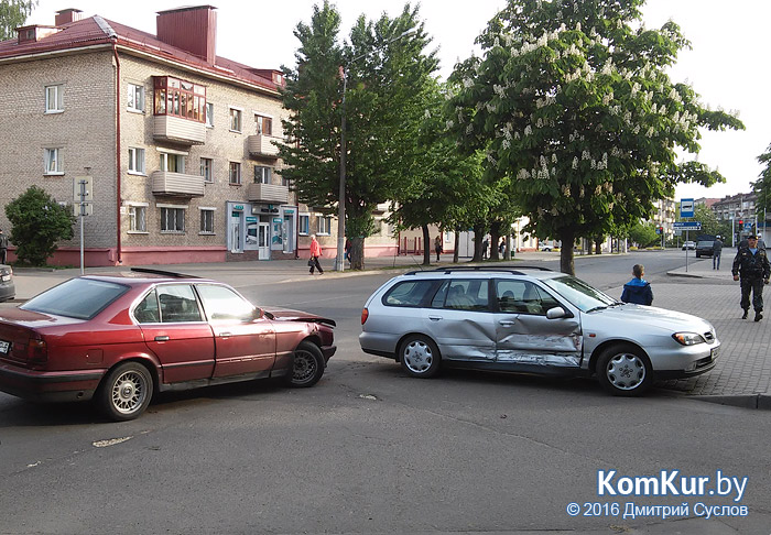 В Бобруйске столкнулись BMW и Nissan.