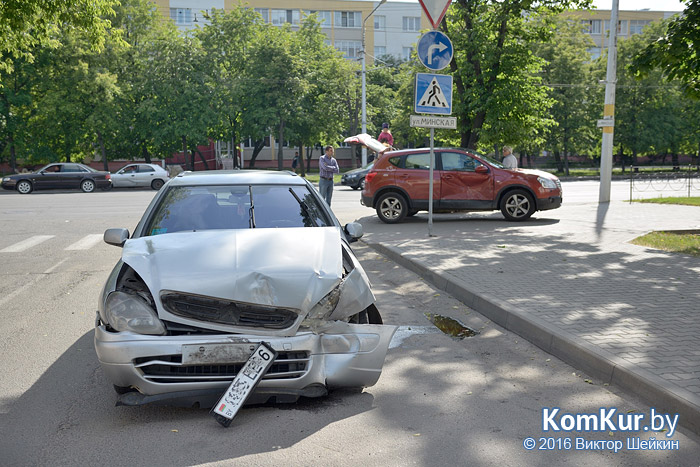На углу улиц Минской и Спартаковской в Бобруйске произошло столкновение.