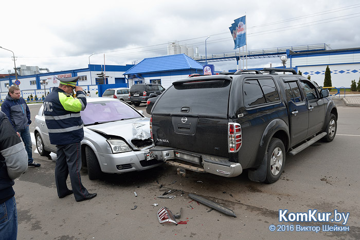 В субботу, 23 апреля, в начале десятого утра на улице К. Маркса в Бобруйске столкнулись Opel и Nissan.
