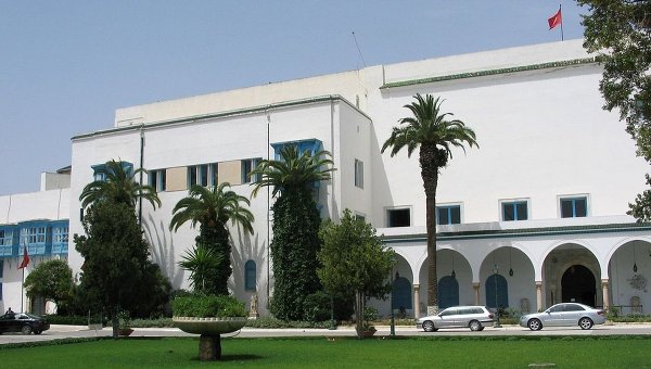 Не менее 8 туристов погибли при нападении боевиков на музей в Тунисе  
