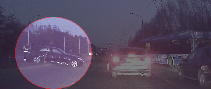 Очевидцы: в Бобруйске возле завода «Белшина» BMW 5-Series столкнулась с фурой