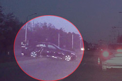 Очевидцы: в Бобруйске возле завода «Белшина» BMW 5-Series столкнулась с фурой