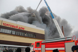 Под завалами сгоревшего торгового центра в Казани остаются до 25 человек