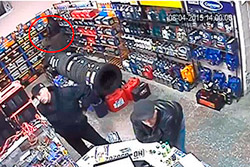 Женщина украла из магазина 20-килограммовый аккумулятор!  