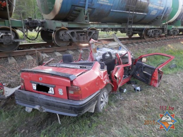 Opel выехал под поезд: погибли трое, в том числе беременная женщина 