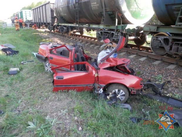 Opel выехал под поезд: погибли трое, в том числе беременная женщина 