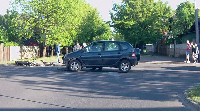 В Бобруйске на перекрестке столкнулись мотоцикл и «Рено» 