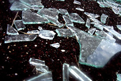 Женщина разбила витрину в бобруйской аптеке