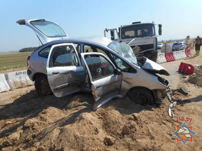 Авария под Бобруйском: водителя достали из искореженного авто 