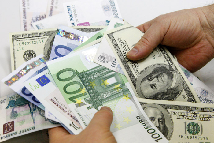 Горячие курсы валют: доллар — 17 601, евро — 19 935