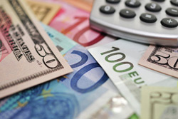 Курс евро поднялся выше 81 рубля, доллара - выше 71