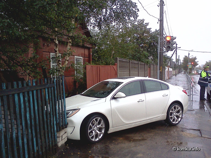 Нетрезвый водитель в Бобруйске протаранил ворота частного дома