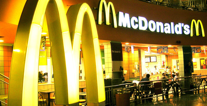 Суд взыскал с McDonald's 320 тыс. рублей в пользу москвича, дочь которого обожглась кофе