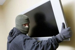 Собутыльник украл у бобруйчанина телевизор и ноутбук